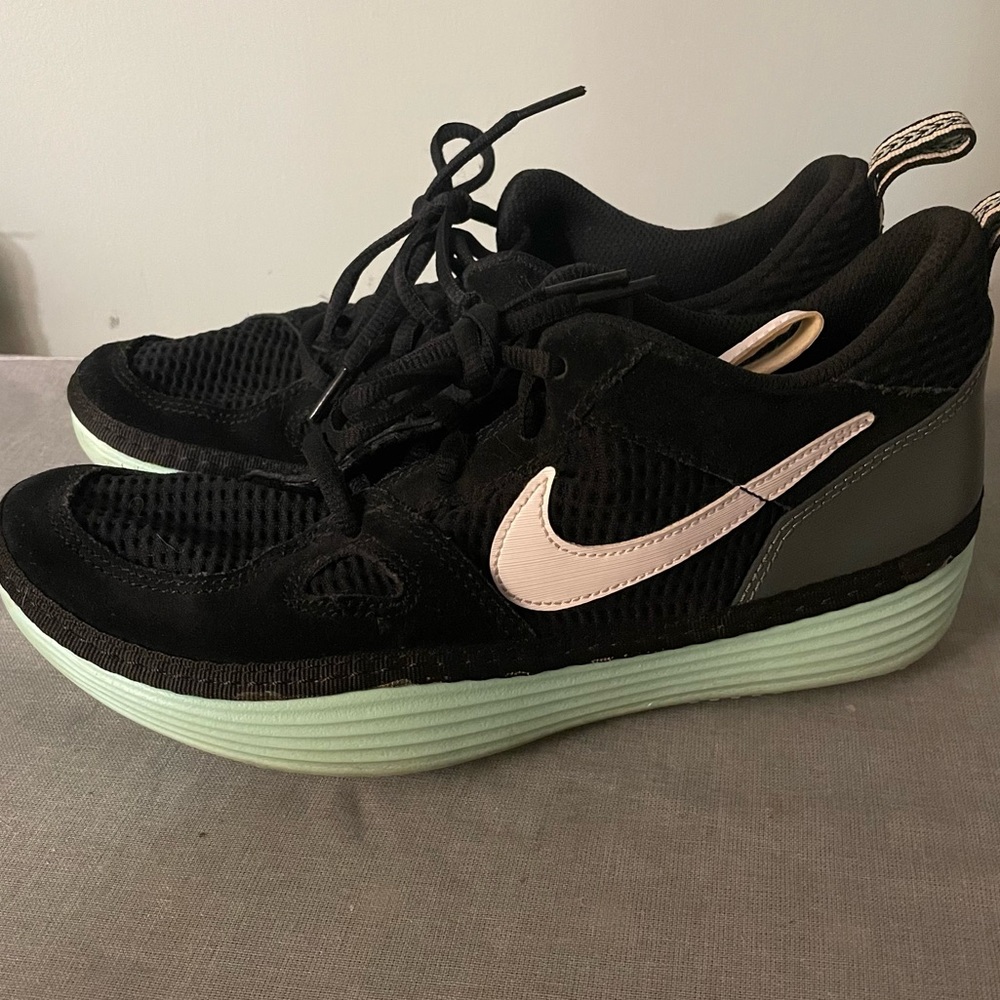 Nike Solarsoft Running :: Women’s Size 6 :: Black/Green